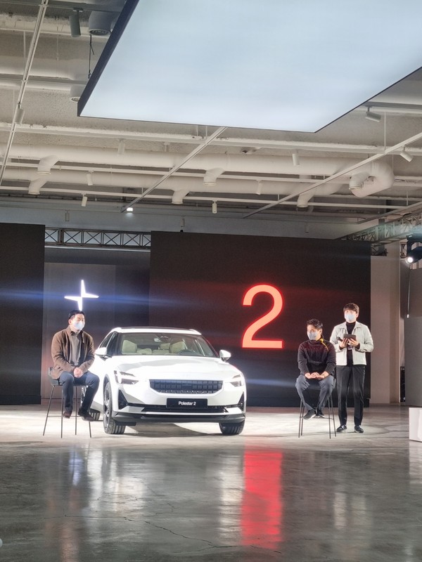 ▲함종성 폴스타코리아 대표(좌측)가 기자 질의응답에 답하고 있다.