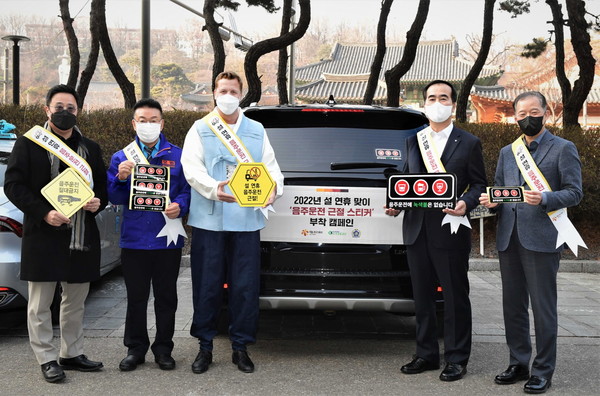 ▲(왼쪽부터) 구자범 오비맥주 법무정책홍보 수석부사장, 모범운전자연합회 윤석범 회장, 배하준 오비맥주 대표, 이주민 도로교통공단 이사장, 강동수 도로교통공단 혁신기획본부장