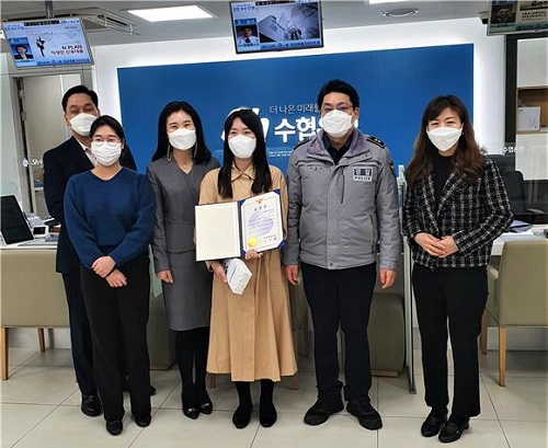 ▲보이스피싱을 예방한 이지은 대리 등 수협은행 김포한강지점 관계자들이 김포경찰서로부터 표창장을 받고 기념촬영을 하는 모습.