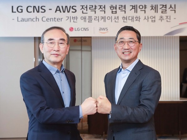 LG CNS 김영섭 사장(왼쪽)과 AWS코리아 함기호 대표