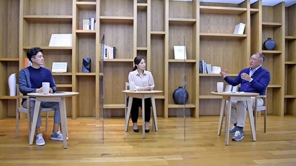 ▲타운홀 미팅에서 얘기 중인 정의선 회장(오른쪽)