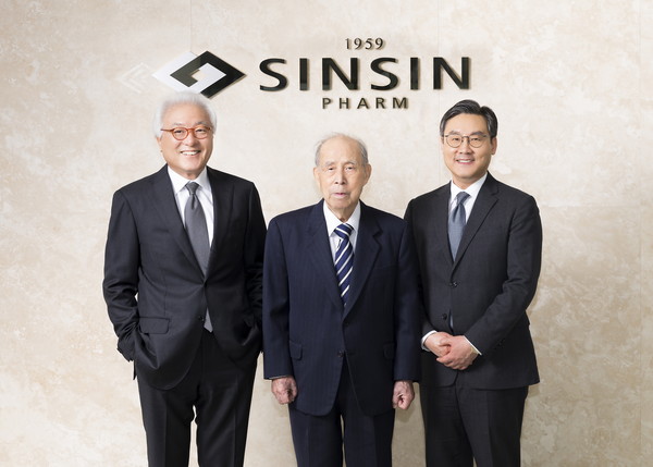 ▲(왼쪽부터) 신신제약 김한기 회장, 이영수 명예회장, 이병기 대표이사 사장