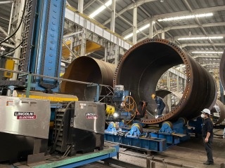 씨에스윈드가 포스코의 후판제품을 사용해 풍력타워용 구조물을 제작하고 있다