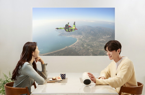 ▲ 삼성전자의 포더블 스크린 '더 프리스타일'. 삼성전자 모델들이 '더 프리스타일'로 영상을 시청하고 있다.