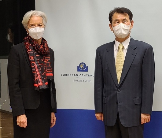 ▲ 정은보 금융감독원장(오른쪽)이 라가르드 유럽중앙은행(ECB) 총재와 면담을 가졌다.
