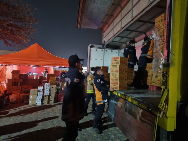 ▲오뚜기는 산불 피해 이재민을 돕기 위한 긴급 구호물품을 지난 6일 전달했다