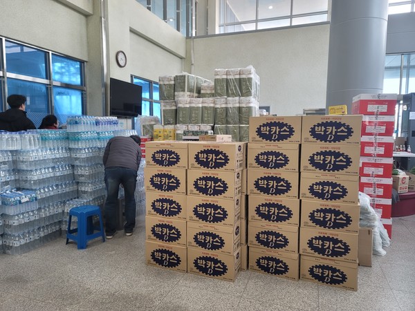 ▲동아쏘시오그룹은 경상북도 울진 산불 피해 주민을 위해 봉사약국 트럭 투입과 피로회복제, 생수, 의약품 등을 지원했다고 8일 밝혔다