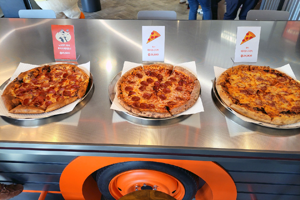 ▲노브랜드 피자 '투머치 페퍼로니'와 같은 사이즈(12cm)의 경쟁 피자 브랜드 페퍼로니 피자들