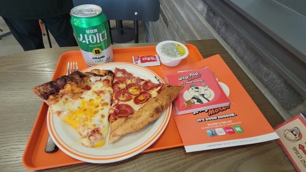 ▲기자가 시식한 노브랜드 피자 제품. 올어바웃 치즈(왼쪽)와 투머치 페퍼로니