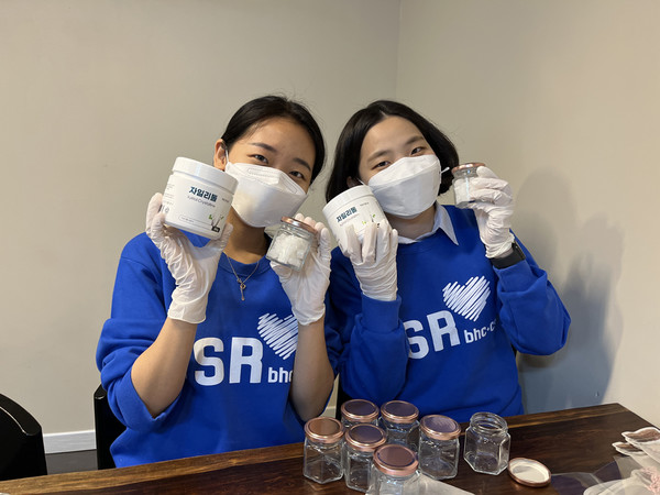 ▲bhc치킨 해바라기 봉사단 6기 1조가 자일리톨 사탕 간식을 만들고 있다