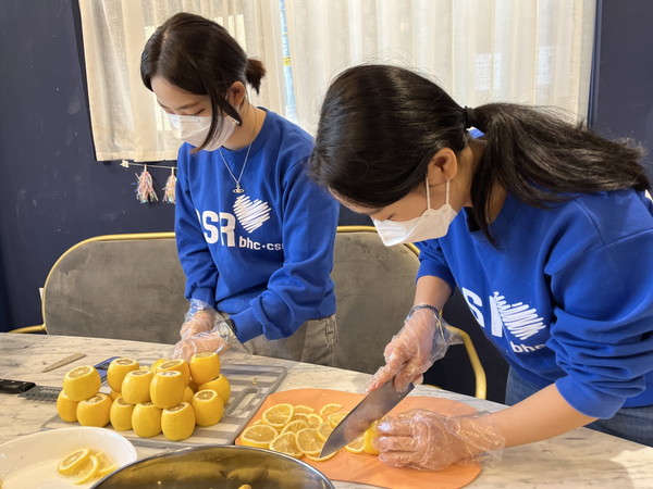 ▲bhc치킨 해바라기 봉사단 6기 1조가 행복 건강 키트를 제작하고 있다