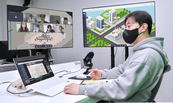▲현대모비스 직원이 메타버스 기반 에 참여해 회사의 주요 경영 프로세스를 학습하고 있다