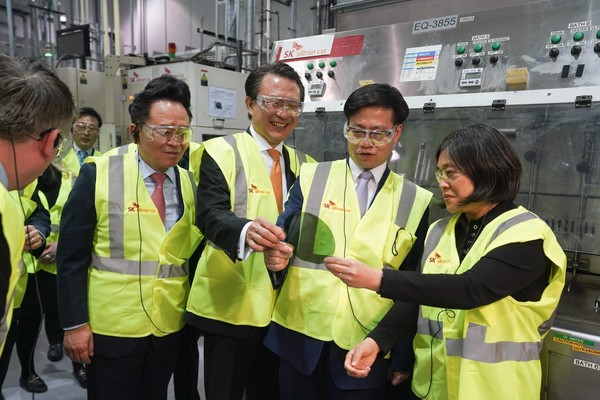 왼쪽부터 장용호 SK실트론 사장, 유정준 SK E&S 부회장, 여한구 통상교섭본부장, 캐서린 타이 미국 무역대표부 대표 