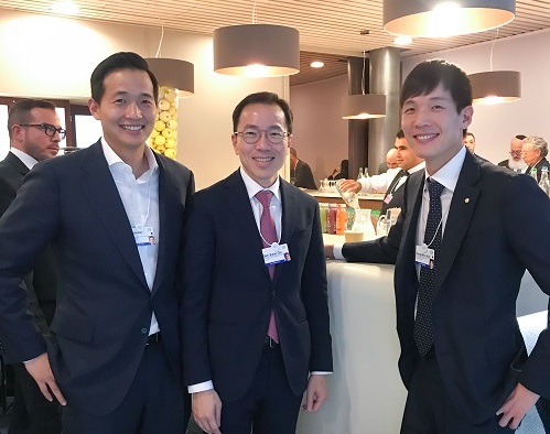 2019년 스위스 다보스포럼에 참석해 해외 네트워크 확장에 나선 김동관 한화솔루션 사장(왼쪽)와 김동원 한화생명 부사장(오른쪽)