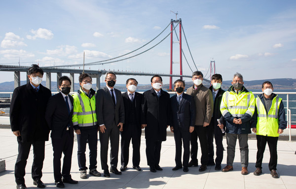 ▲터키 차나칼레대교 개통식. 개통식에 초청받은 김부겸 국무총리(왼쪽에서 6번째)와 건설사 관계자들이 기념촬영을 하고 있다.