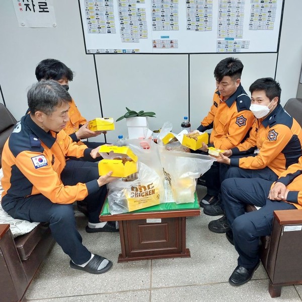 ▲bhc치킨 가맹점주들이 산불 진화 소방대원들에게 치킨을 전달했다