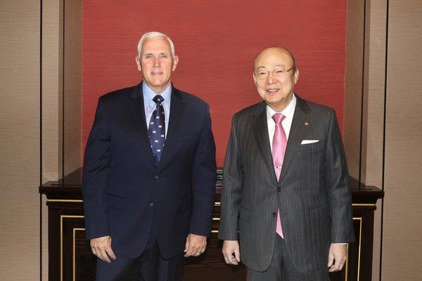 한화그룹 김승연 회장(오른쪽)과 마이크 펜스 전 미국 부통령