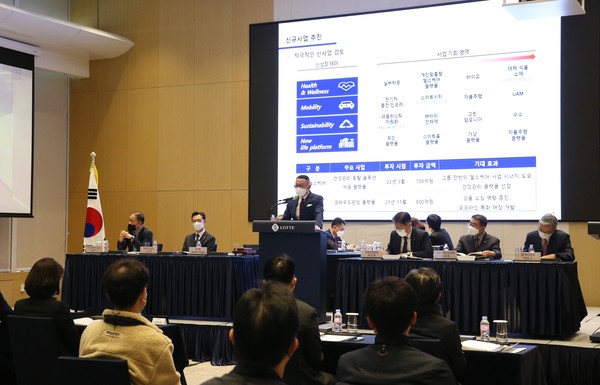 25일 롯데월드타워에서 열린 롯데지주 제55기 정기 주주총회에서 이동우 대표가 주주들의 질의에 답변하고 있다.