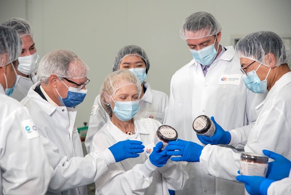 ▲대상 LA공장 관계자들이 종가집 김치 제품을 살펴보고 있다