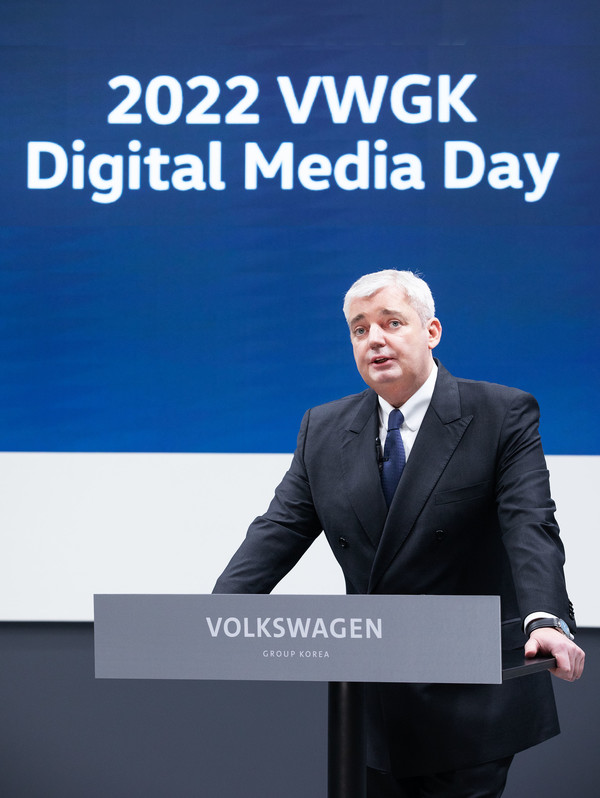 ▲‘2022 폭스바겐그룹코리아 미디어데이’에서 틸 셰어 그룹사장이 라이브 Q&A 세션 중 기자들의 질문에 답변하고 있다.