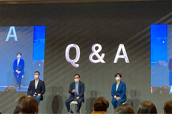 ▲윤용필 skyTV 대표(왼쪽), 강국현 KT 사장(가운데), 김철연 KT스튜디오지니 대표(오른쪽)