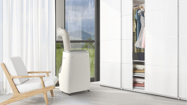 ▲LG전자가 다양한 공간에서 편리하게 사용하는 2022년형 이동식 에어컨을 15일 출시한다