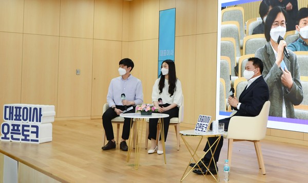 오픈토크 행사에서 임직원의 질문을 경청하고 있는 최윤호 사장