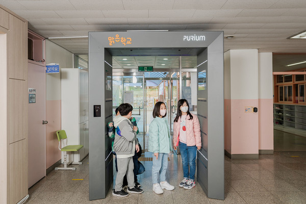 에어샤워를 통과하고 있는 보라매초등학교 학생들