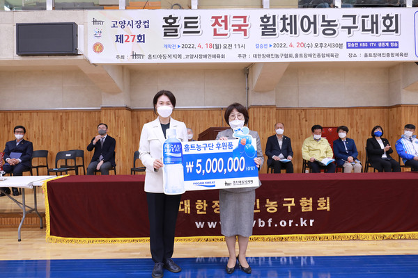 ▲이진숙 동아오츠카 상무이사(왼쪽)와 이수연 홀트아동복지회 회장