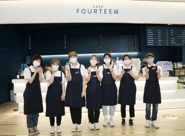 ▲애경산업 ‘카페 포틴’(Café Fourteen)의 직원들