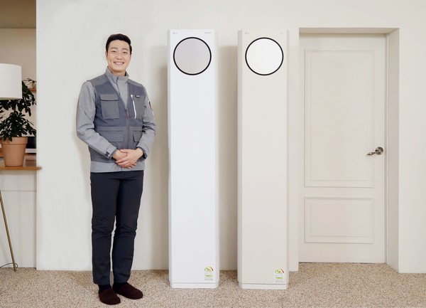 ▲휘센 에어컨 렌탈 서비스 담당자가 에어컨 렌탈 상품을 소개하고 있다.