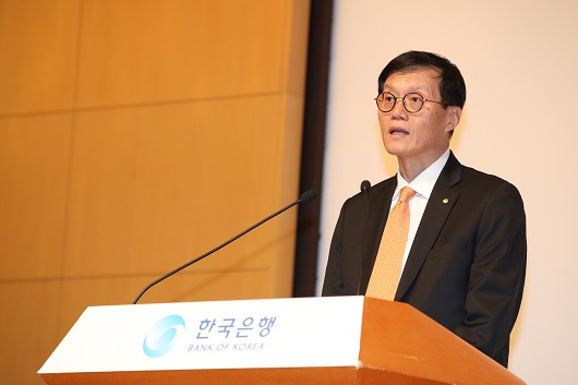 ▲ 이창용 한국은행 총재가 21일 오후 서울 중구 부영태평빌딩에서 열린 취임식에서 취임사를 낭독하고 있다.