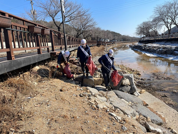 ▲ DL건설 현장 임직원들의 하천 정화 활동 모습.
