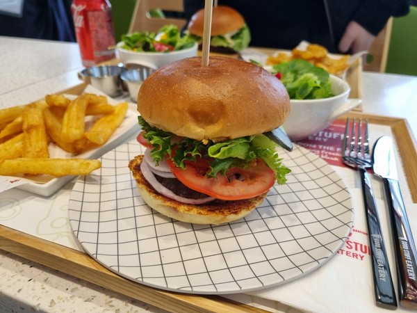 ▲ 굿스터프이터리 강남점 시그니처 메뉴 '팜하우스 버거'