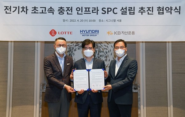 ▲ 롯데건설 하석주 대표(가운데)와 2022년 우수 파트너사 대상으로 선정된 박준석 아세아종합건설 대표(왼쪽)와 송명근 두송건설 대표(오른쪽)가 기념 촬영을 하고있다.