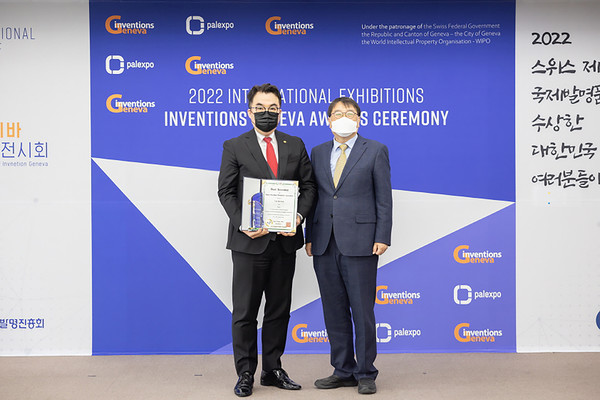 ▲오준오(왼쪽) 보람그룹 비아생명공학 대표이사와 손용욱 한국발명진흥회 상근부회장이 ‘2022 스위스 제네바 국제 발명전’에서 금상과 특별상을 수상한 뒤 기념촬영을 하고 있다.