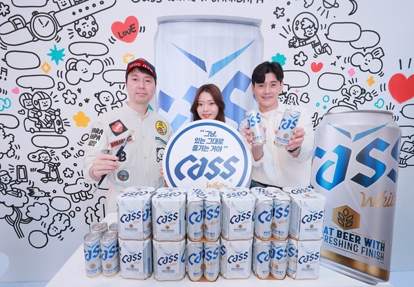 ▲홍원표 작가(왼쪽)가 카스 화이트의 특성을 라이브 드로잉 퍼포먼스로 선보이고 모델과 함께 기념 사진을 찍고 있다