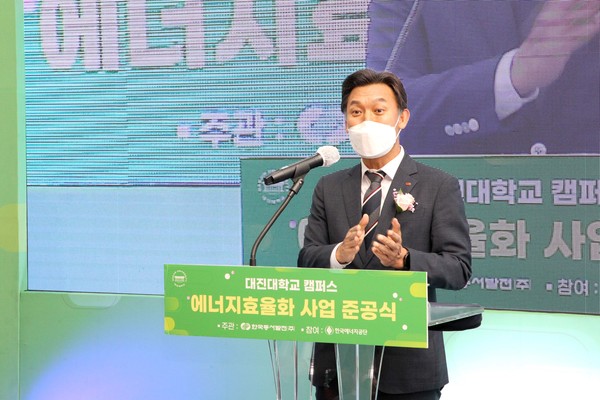 김영문 한국동서발전 사장이 준공식에서 인사말을 하고 있다.