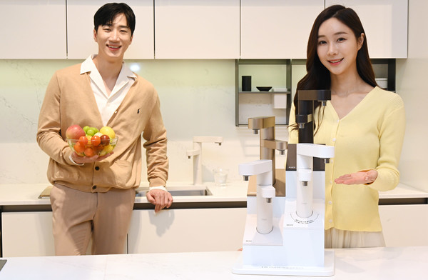 ▲모델이 LG 퓨리케어 듀얼 정수기 오브제컬렉션을 소개하고 있다.