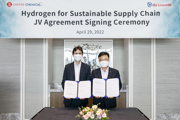 ▲에어리퀴드코리아 기욤 코테 대표(왼쪽) 우측 롯데케미칼 기초소재사업 황진구 대표