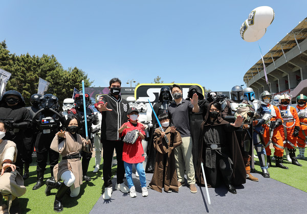 ▲5월 5일 어린이날 SSG랜더스필드에서 열린 '스타워즈데이' 행사를 맞아 신세계그룹 정용진 부회장과 월트디즈니 루크 강 아태지역 총괄사장이 어린이들, 스타워즈 캐릭터들과 기념촬영을 하고있다.