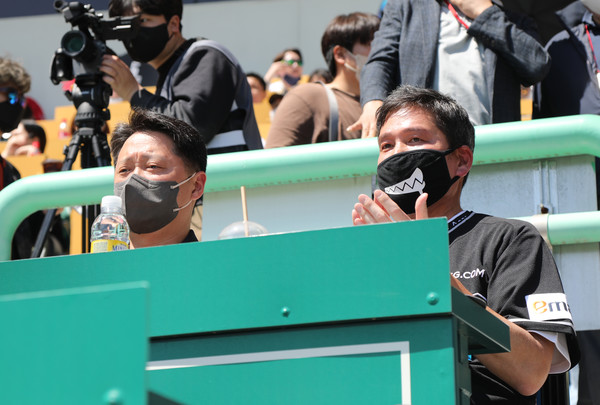 ▲5월 5일 어린이날 SSG랜더스필드에서 열린 '스타워즈데이' 행사를 맞아 신세계그룹 정용진 부회장과 월트디즈니 루크 강 아태지역 총괄사장이 경기를 관람하고 있다.