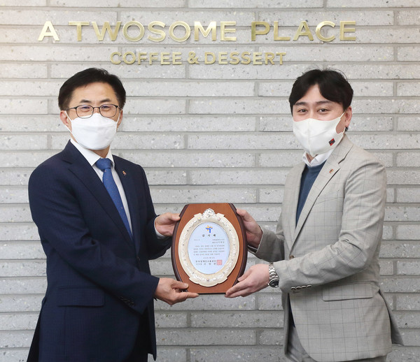 ▲정영욱 투썸플레이스 인사전략실 상무(오른쪽)와 이재구 한국장애인고용공단 서울지역본부장