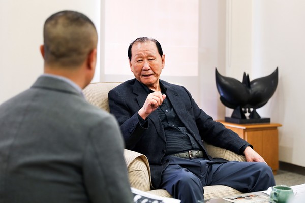 ▲2018년 직원과 이야기 나누는 모습