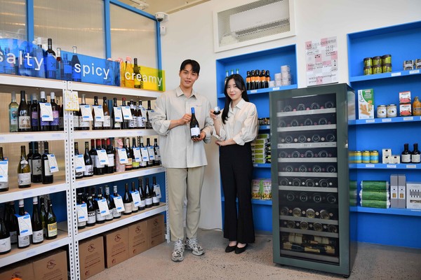 ▲모델들이 서울시 성수동에 위치한 팝업스토어 '위키드와이프'에서 신제품을 체험하고 있다.