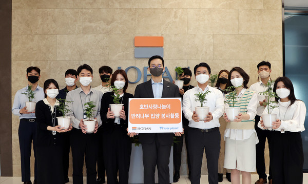 ▲ 김대헌 호반그룹 기획총괄 사장(가운데)이 사장호반사랑나눔이 봉사단과 함께 단체 사진을 찍고 있다.