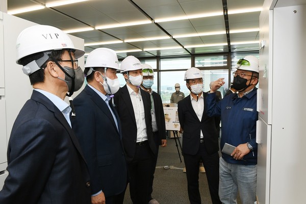 권오갑 회장(왼족 두 번째), 정기선 사장(왼쪽 세 번째) 