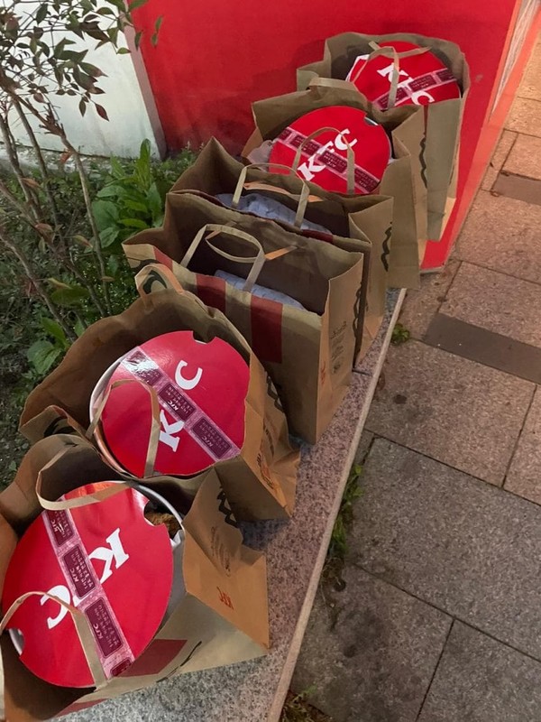 ▲김 씨가 기부로 전달한 KFC 치킨들(자료출처: 디시인사이드 기타음식 갤러리)