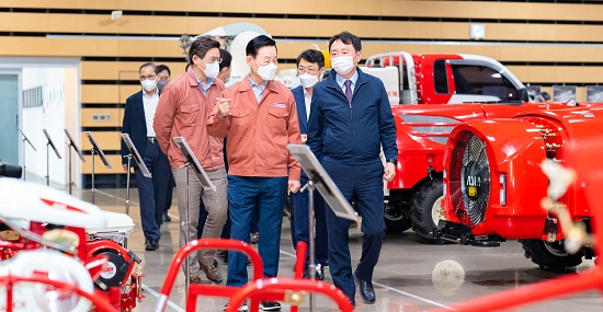 ▲ 권준학 NH농협은행장(사진 앞줄 오른쪽)이 대구시 달성군 소재 ㈜아세아텍을 방문해 농업 기계 제조과정에 대한 설명을 듣고 있다.