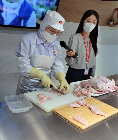 ▲닭고기 발골 후 나오는 부산물들은 플라스틱 트레이에 담겨 리사이클링된다